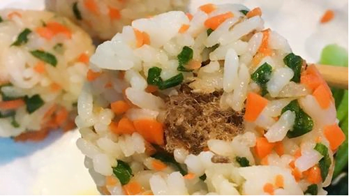 小朋友最喜歡的肉松飯團(tuán),簡(jiǎn)單好做,三步輕松搞定,好吃不膩